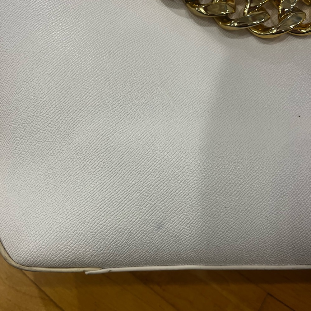 🆕Betsey Johnson Elegant White Tote Bag with Gold Chain Accent - Picture 10 of 10